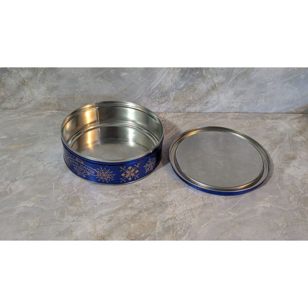 Royal Dansk Puppies and Kitty Christmas Collectible Tin - Picture 4 of 7